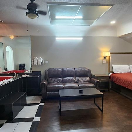 Scottish Inn & Suites Sam Houston Parkway Buitenkant foto