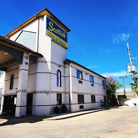 Scottish Inn & Suites Sam Houston Parkway Buitenkant foto