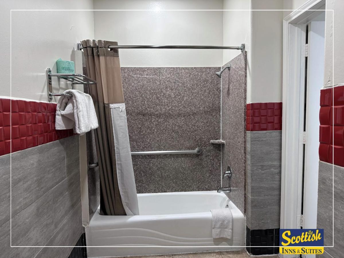 Scottish Inn & Suites Sam Houston Parkway Buitenkant foto