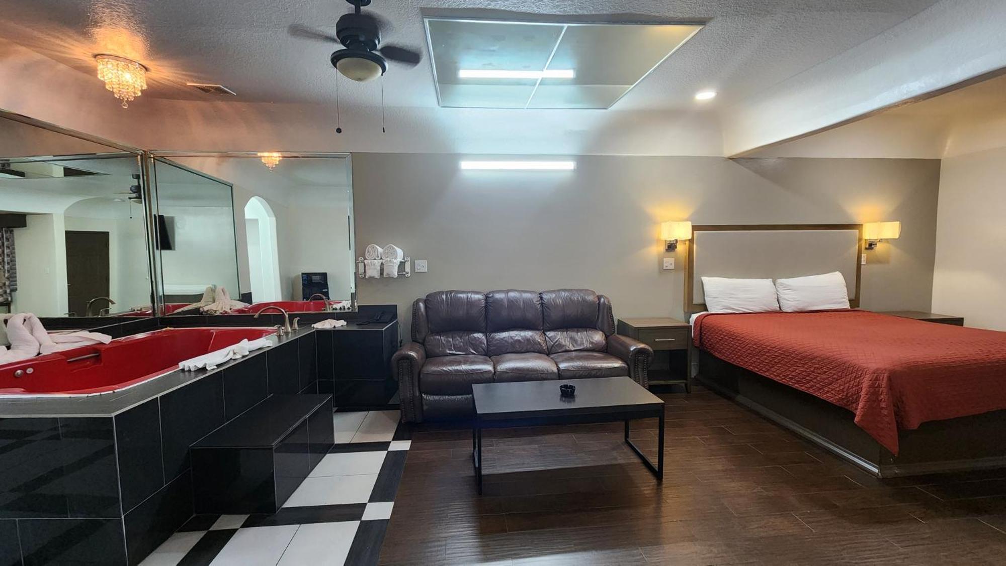 Scottish Inn & Suites Sam Houston Parkway Buitenkant foto