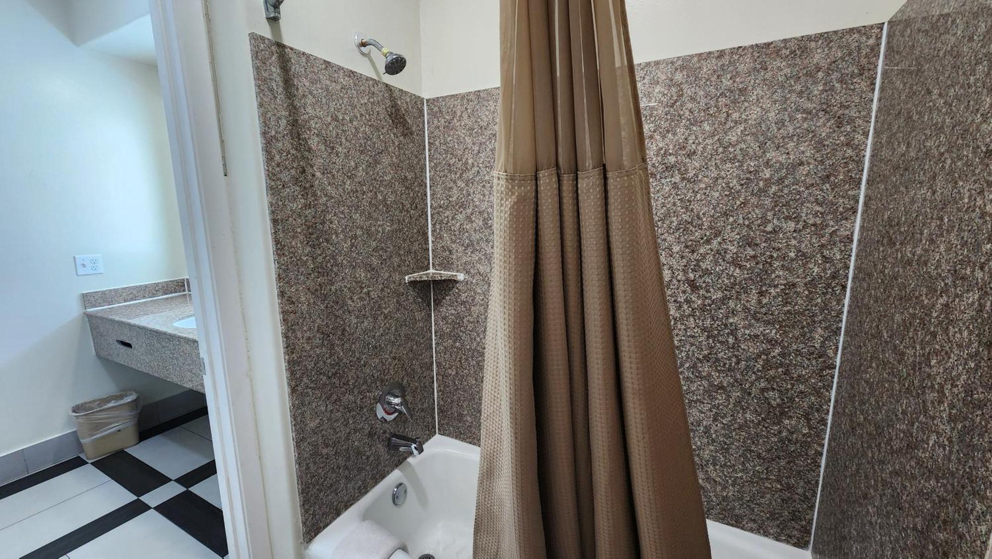 Scottish Inn & Suites Sam Houston Parkway Buitenkant foto