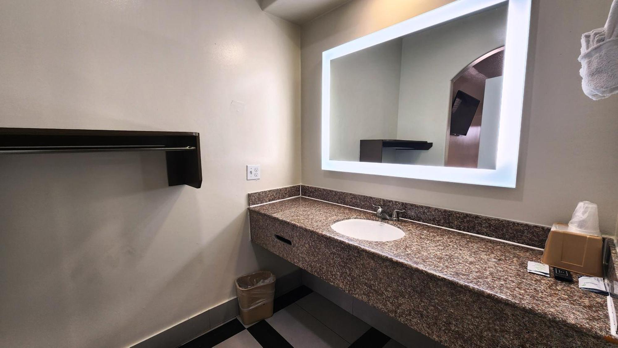 Scottish Inn & Suites Sam Houston Parkway Buitenkant foto