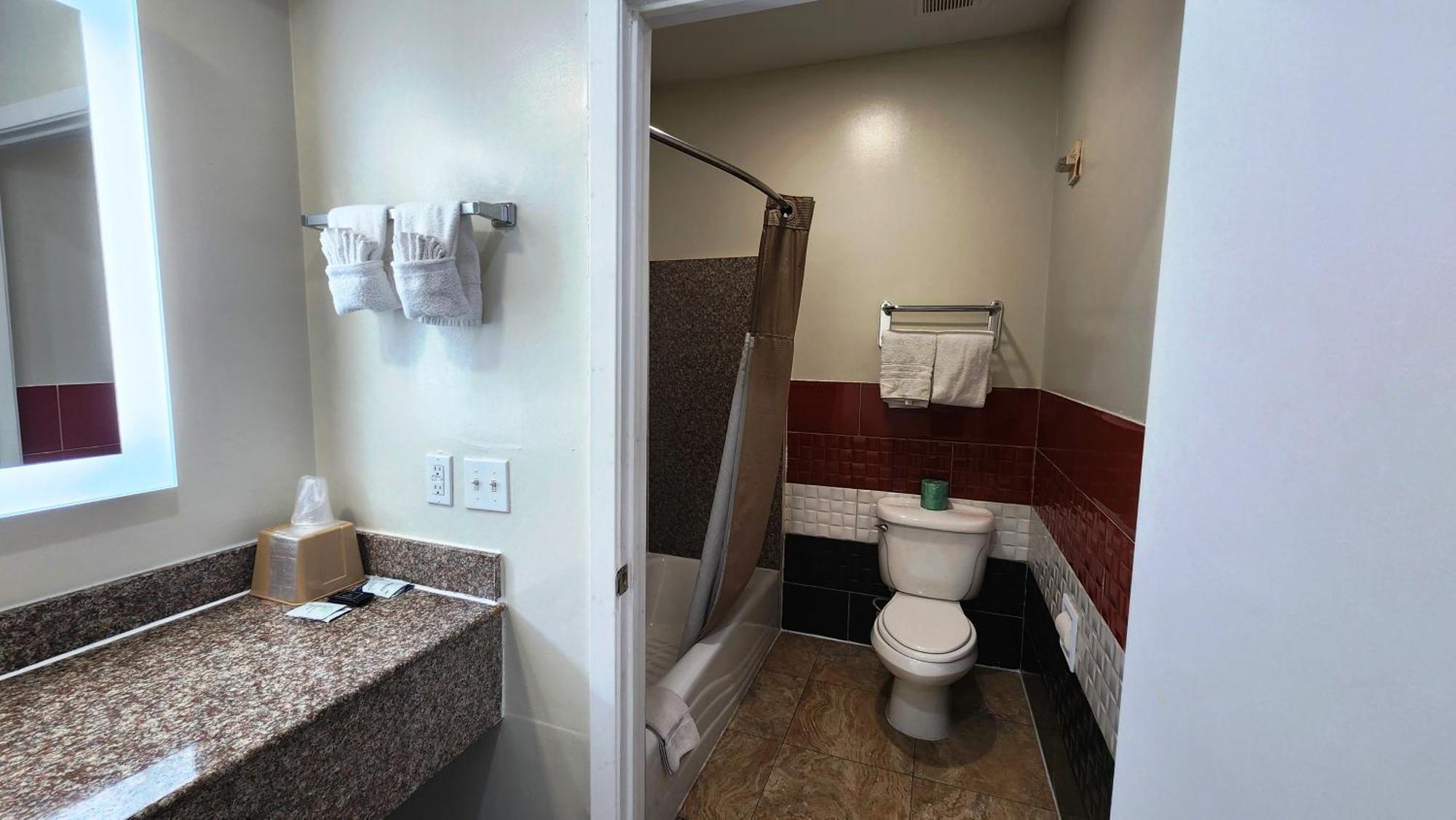 Scottish Inn & Suites Sam Houston Parkway Buitenkant foto