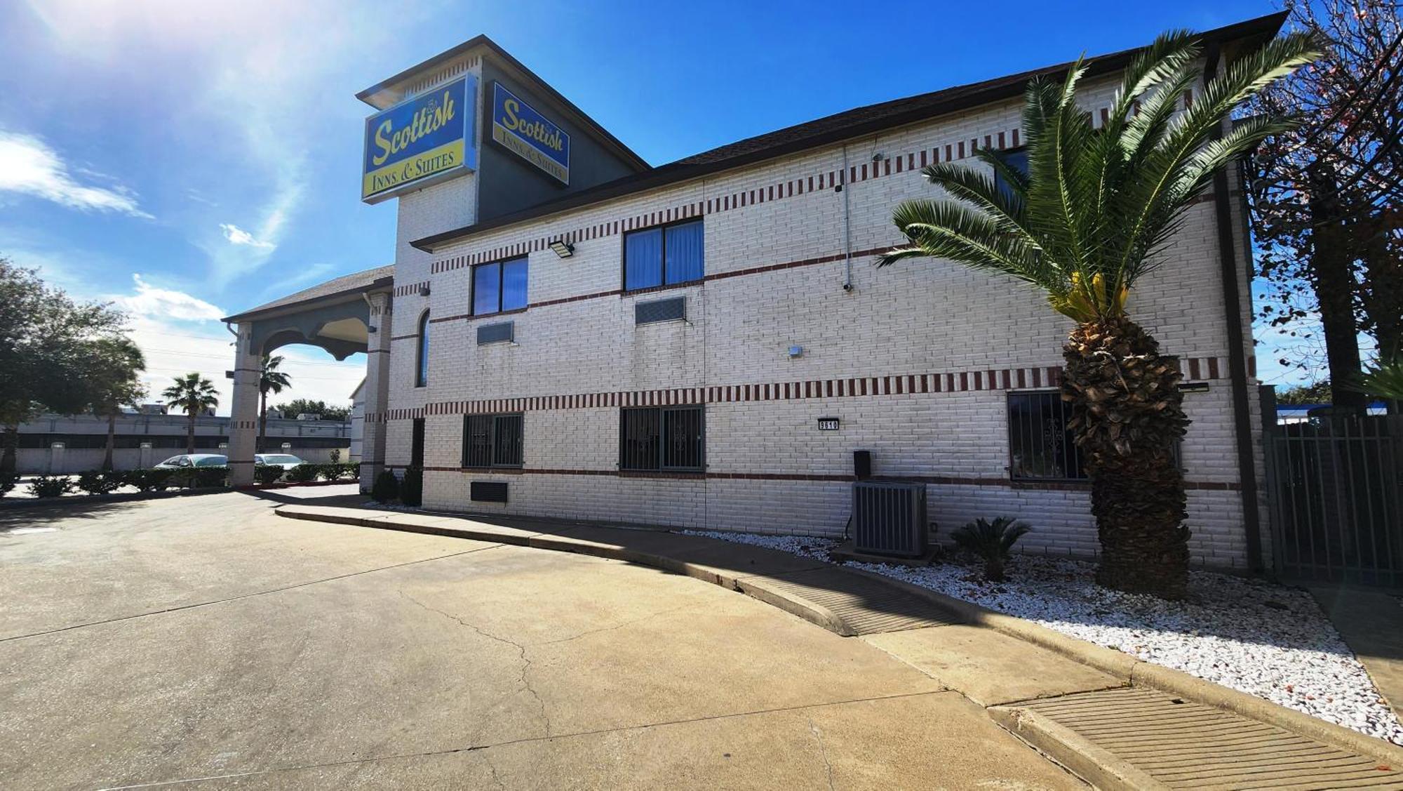 Scottish Inn & Suites Sam Houston Parkway Buitenkant foto