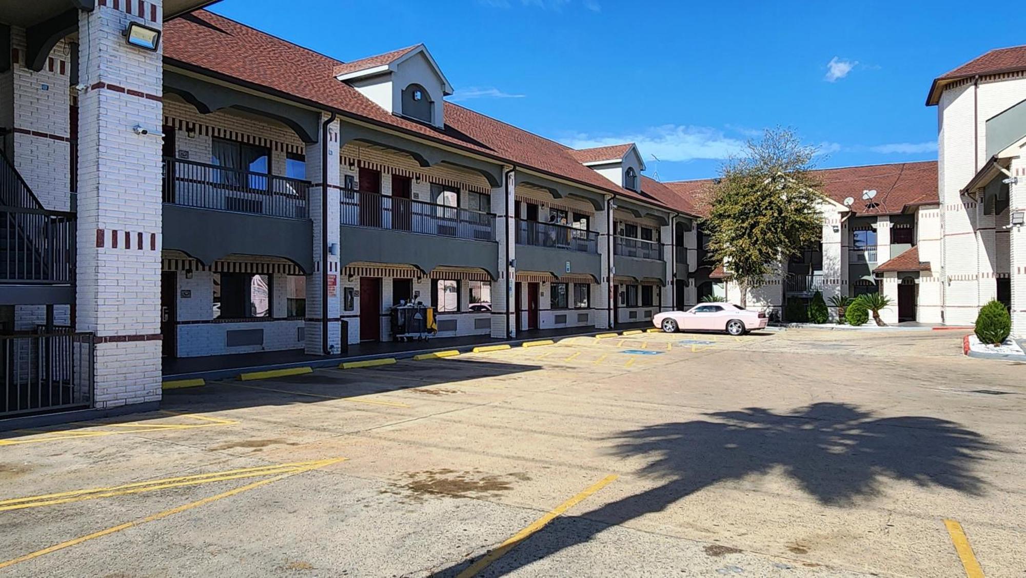 Scottish Inn & Suites Sam Houston Parkway Buitenkant foto
